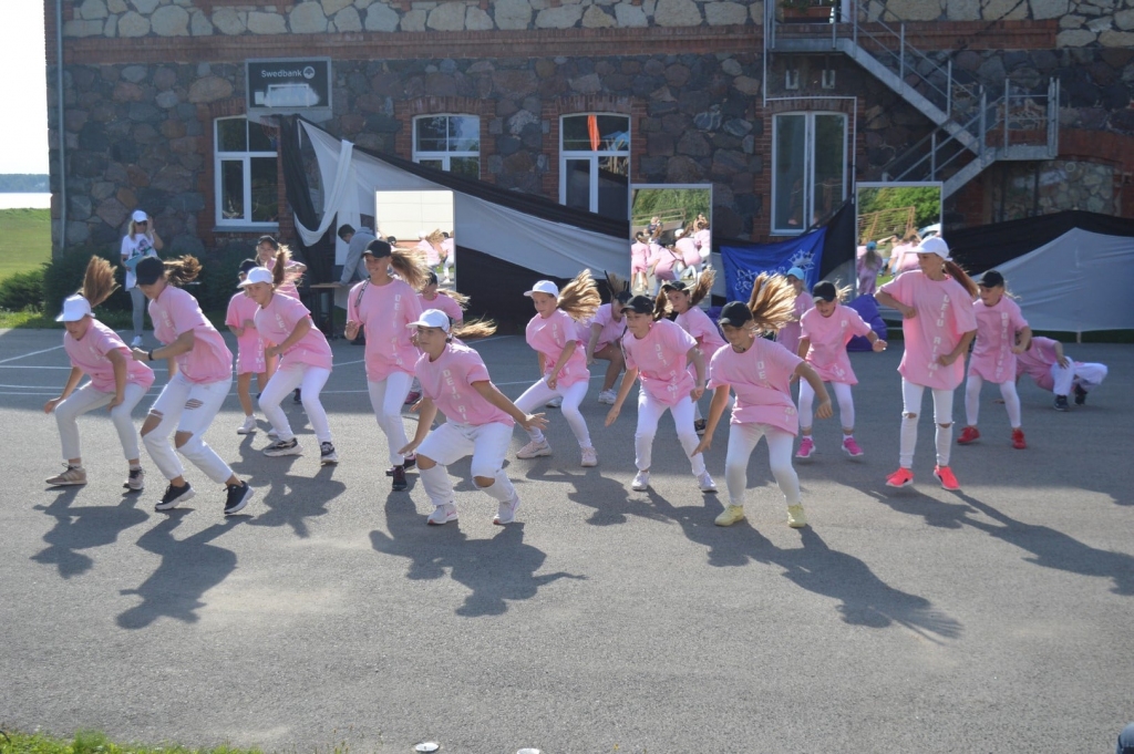 Nometnes noslēgumā dejotāji sniedza priekšnesumu, kurā bija iekļauti septiņi dažādu deju stilu horeogrāfijas fragmenti, ka arī iepriecināja klātesošos un paši sevi ar izveidoto lielo kopdeju ar tajā savienotajiem deju elementiem.
Autors: no Tatjanas Zagorskas-Udaļcovas albuma