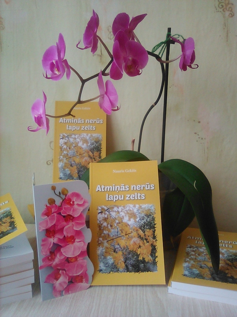 Uzdāvina dzejas grāmatu. Aizkraukles pilsētas bibliotēka nupat saņēmusi jauku dāvanu — Naura Gekiša dzejas grāmatu “Atmiņās nerūs lapu zelts”, ko pasniedzis pats autors. Grāmatas vāku rotā ieraksts — Aizkraukles bibliotēkai ar sirsnīgiem laba vēlējumiem. Bibliotēkā ir vēl divi autora dāvināti dzejas krājumi — “Kad tu smaidi” un “Ziemas meita”. Vietne www.biblion.lv vēsta, ka Nauris Gekišs dzeju un stāstus sācis rakstīt jau pamatskolas gados, kad ieguvis atzinību Jūrmalas un Latvijas mēroga jauno literātu konkursos, taču pēc vidusskolas absolvēšanas to pārtraucis darīt. Pēc aptuveni desmit gadu ilga pārtraukuma, smagas slimības laikā, atsācis īsināt laiku ar rakstīšanu un publicējis daļu savu sacerējumu sociālajos tīklos, un draugi pierunājuši izdot pirmās dzejas grāmatas. “Mani dzejoļi un citi sacerējumi tikuši publicēti laikrakstos “Ogres Vēstis”,  “Jūrmalas Laiks’’, Gulbenes laikrakstā “Dzirkstele” un žurnālā “Zintnieks”. Esmu bijis līdzautors Ogres literātu apvienības “Sirdsdoma” dzejas kopkrājumam “Uvertīra Latvijas simtgadei” un Jelgavas dzejnieku kluba “Pieskāriens” almanaham “Zemgales vācelīte”. Mani ierastie iedvesmas avoti ir daba, mīlestība, klasiskā mūzika un māksla. Esmu izmēģinājis roku dažādās dzejas formās un atšķirīga satura radīšanā, līdz izšķīros, ka vēlos radīt un izplatīt tādu dzeju, kas pēc iespējas rosinātu un vairotu labo,” par sevi raksta autors.