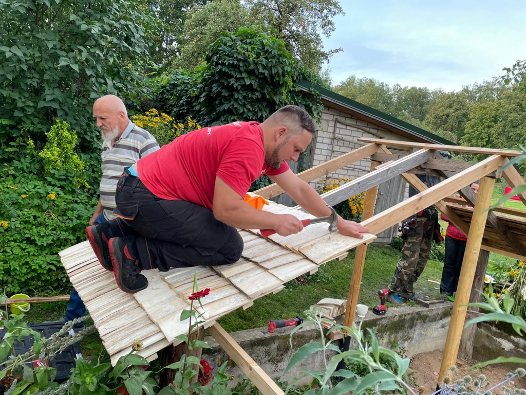 Labas lietas var pagatavot paši. Skrīveru pagasta “Vezcemitānos” pirmo reizi notika permakultūras festivāls, kas Latvijā norisinās jau astoto gadu.  Attēlā — Gusts Kāpostiņš klāj skaidu jumtu daļai smilšu kastes, kas bērnu priekam pārvērtīsies “dubļu virtuvē”.
Autors: no ģimenes albuma