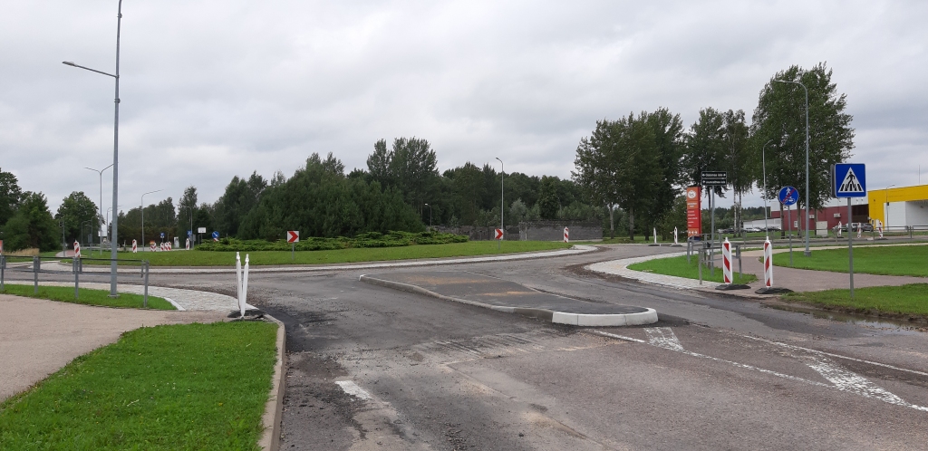 Vēl jāpagaida. Pilnībā darbi rotācijas aplī Aizkrauklē, netālu no veikala “Maxima”, tiks pabeigti pēc pāris nedēļām, kad ieklās jauno asfaltu.
