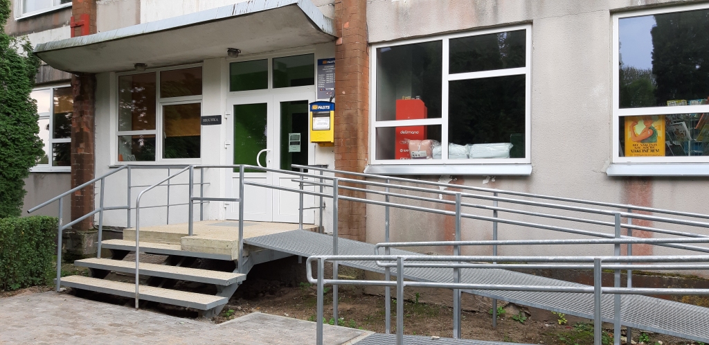 IEDZĪVOTĀJIEM NEĒRTĪBAS. Uzraksts pie Ērberģes pasta nodaļas vēsta, ka iedzīvotāji pasta pakalpojumus var saņemt priekštelpā pie pasta nodaļas katru darbdienu no plkst. 8.30 līdz 9.30 vai Neretas pasta nodaļā. Taču autobuss uz Neretu kursē tikai vakarā un, nokļūstot Neretā, pasta nodaļa tur ir jau slēgta.
Autors: Agita Grīnvalde-Iruka