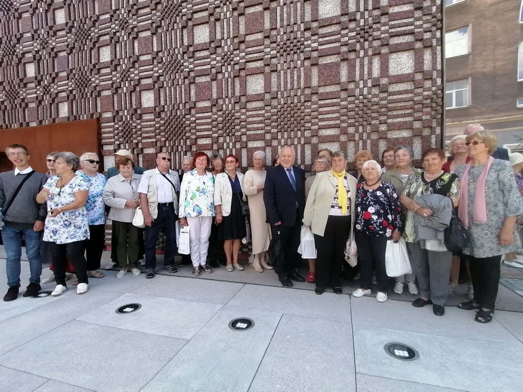 Kokneses politiski represētie, viņu ģimenes locekļi un atbalstītāji bija klāt vēsturiskajā brīdī — svinīgajā Latvijas Okupācijas muzeja jaunās piebūves atslēgu nodošanā.
Autors: no Lības Zukules albuma