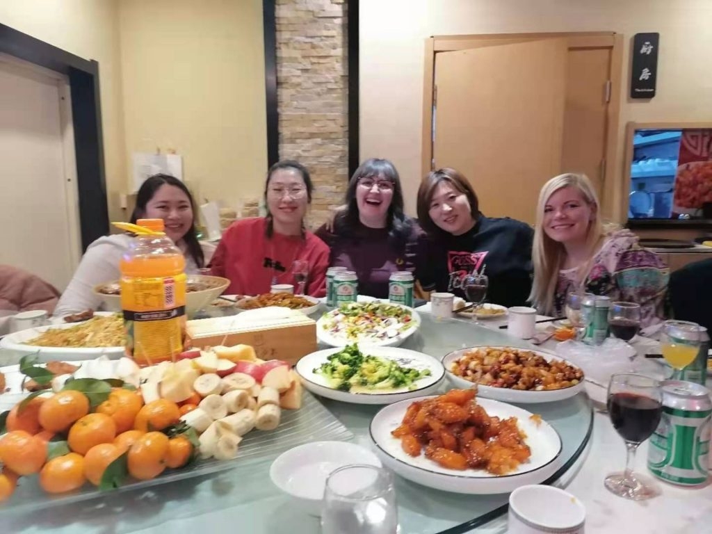 Mums sagatavots liels galds un daudz veģetāru ēdienu. Arī franču vīns un alus.
Autors: no ceļotāju albuma