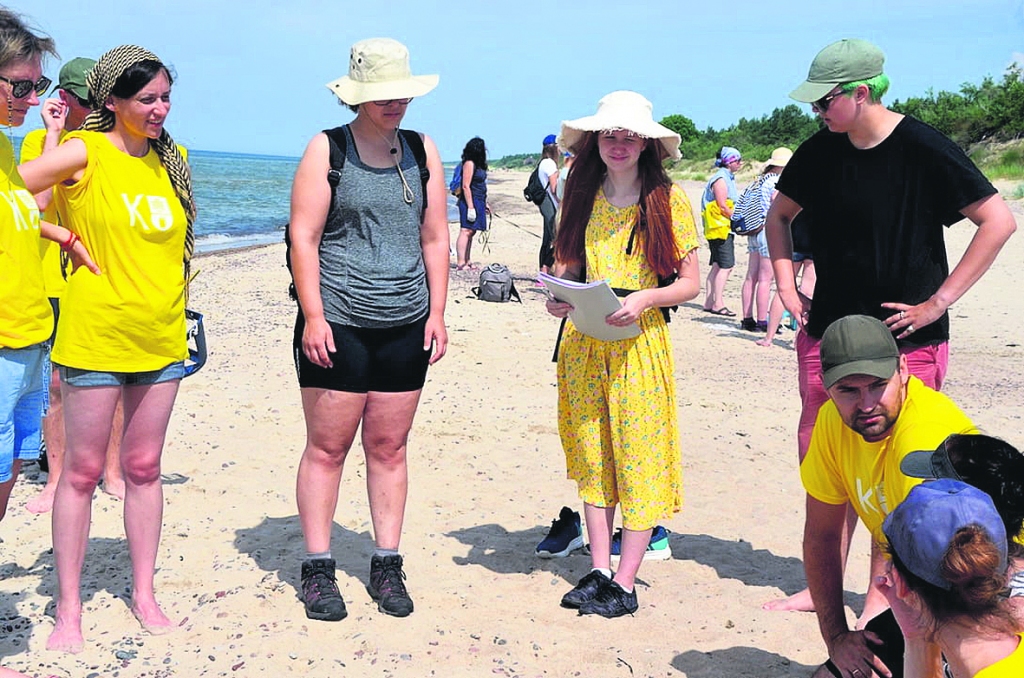 Pārgājienam ieteicams izvēlēties ērtus apavus un apģērbu. Citam ērtāk iet “botās” un kleitā, citam — basām kājām un peldkostīmā.
Autors: no Facebook.com/tirajuravieno