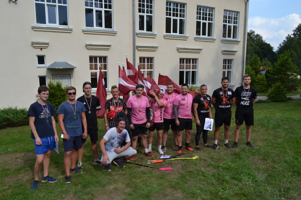 Daudzeses sporta svētku florbola sacensību triju pirmo vietu ieguvēji: secieši (no kreisās), dignājieši un komandas “Veču lauks” spēlētāji.
Autors: no Daudzeses pamatskolas albuma