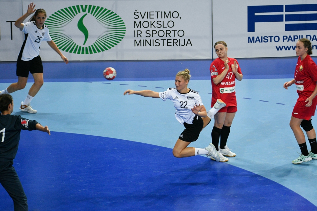 skrīveriete Laura Lielā metienu raida pretinieku vārtos. Mirklis no Latvijas un Baltkrievijas mača.
Autors: no Latvijas Handbola federācijas albuma