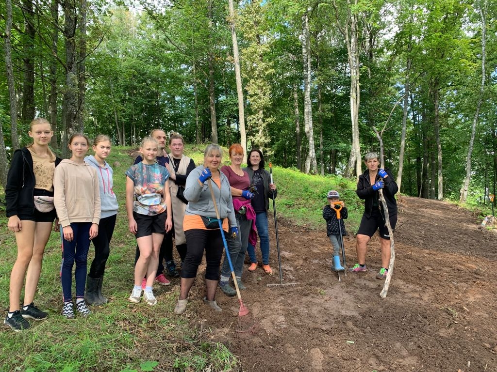 Labs veikums. Daļa talcinieku pēc darba. No labās — biedrības “Kopsolis” pārstāve Iveta Krastiņa.