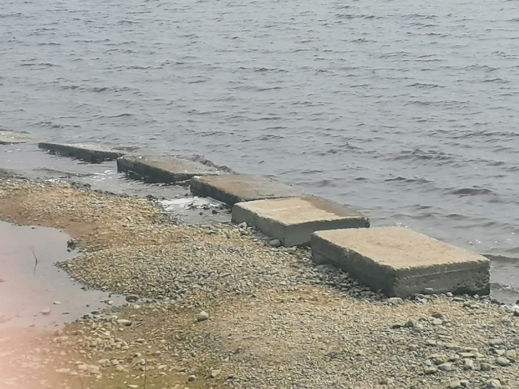 Izcels arī atlikušos betona bluķus. Daugavas ūdenslīmenim svārstoties, Aizkraukles iedzīvotāji ievēroja, ka ūdenī aiz Aizkraukles pilsētas stadiona joprojām ir betona bluķi. Pavasarī veicot Daugavas piekrastes labiekārtošanas darbus, no kādreizējās bērnu peldvietas izcēla vairākus desmitus betona bluķu, taču ūdens svārstību dēļ darbi joprojām nav pabeigti. “Ūdens līmenis paaugstinājās, un darbu veicējs nepaguva izcelt visus betona bluķus. Kad apstākļi būs piemēroti, no ūdens tiks izcelti palikušie fragmenti,” informē Kaspars Sniedzītis, Aiz­kraukles novada pašvaldības izpilddirektora vietnieks.
Autors: Ginta Grincēviča
