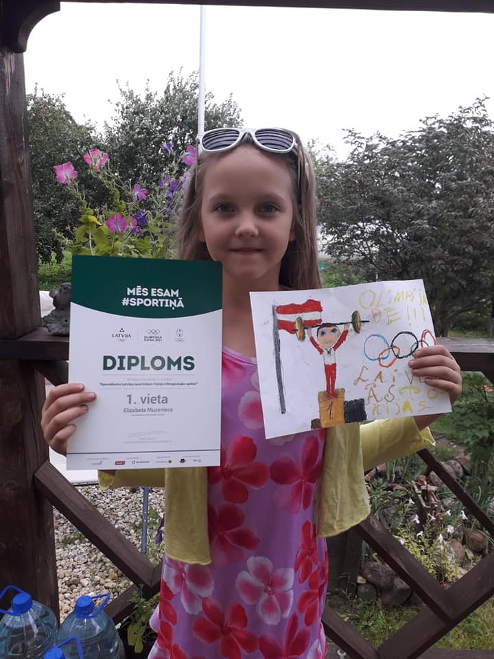 Pravietisks apsveikums! Latvijas Olimpiskā komiteja maijā rīkoja zīmējumu, eseju konkursu “Apsveikums Latvijas sportistiem Tokijas olimpiskajās spēlēs”. 1.—4. klases grupā 1. vietu ieguva Jaunjelgavas vidusskolas 3. klases audzēkne Elizabete Muceniece, viņa saņēma diplomu un jaunu mugursomu. Elizabetes zīmējums bija gluži kā paredzējums — uz goda pjedestāla augstākā pakāpiena stāv svarcēlājs.
Autors: no personīgā albuma