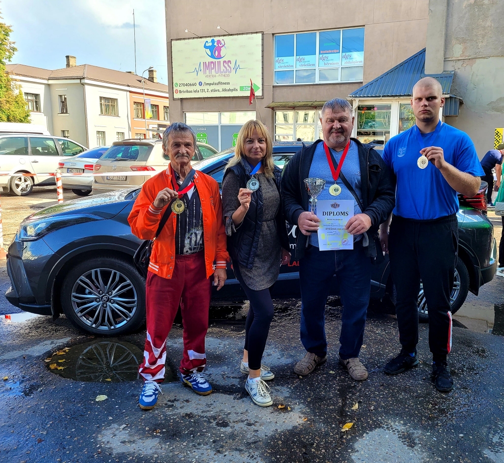 Varenais četrinieks. Aizkraukles sporta centra komandas pārstāvji — Jevgēnijs Vorobjovs (no kreisās), Natālija Lapuha, Dainis Reinholds un Salvis Volkovs.
Autors: no personīgā albuma