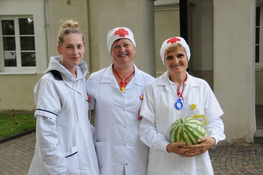 Daļa no  komandas “COVID špricīte” — Dzintra Pietere (no labās), Kristīne Sermule, Gerda Megija Gercēna.