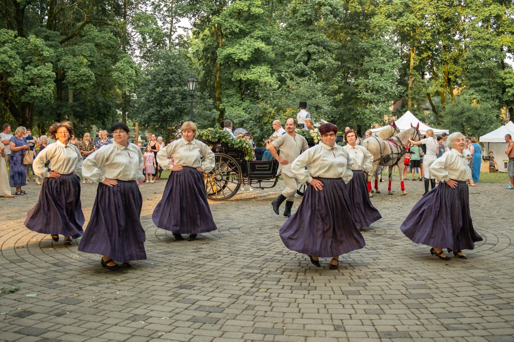 DEJOTPRIEKS NERIMST. Šajā sezonā Aizkraukles novadā darbu sāks visi pašdarbības kolektīvi. Daudzevas dāmu deju kolektīvs “Kvēlziedes” šī gada Jaunjelgavas svētkos.
Autors: no “Staburaga” arhīva
