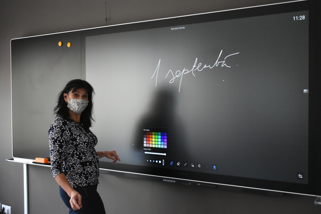 Jaunajam mācību gadam gatava! Aizkraukles novada vidusskolas 1. klases skolotāja Ligita Veļčinska, kuras kabinets iekārtots skolas jaunajā korpusā, jau apradusi ar mūsdienīgo tāfeli, kas būtiski paplašina iespējas un palīdz organizēt daudzpusīgāku mācību procesu.