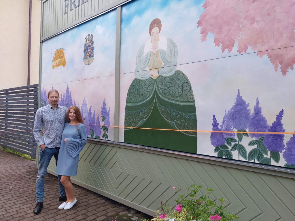 Kopīgs darbs. Kristīne un Jānis Freimaņi šādu projektu — sienas gleznojumu uz skārda, papildinātu ar koka paneļiem — īstenojuši pirmo reizi un ir pateicīgi Jaunjelgavas kultūras nama vadītājai Anitai Ostrovskai par uzticēšanos un ļauto vaļu darba izpildē.