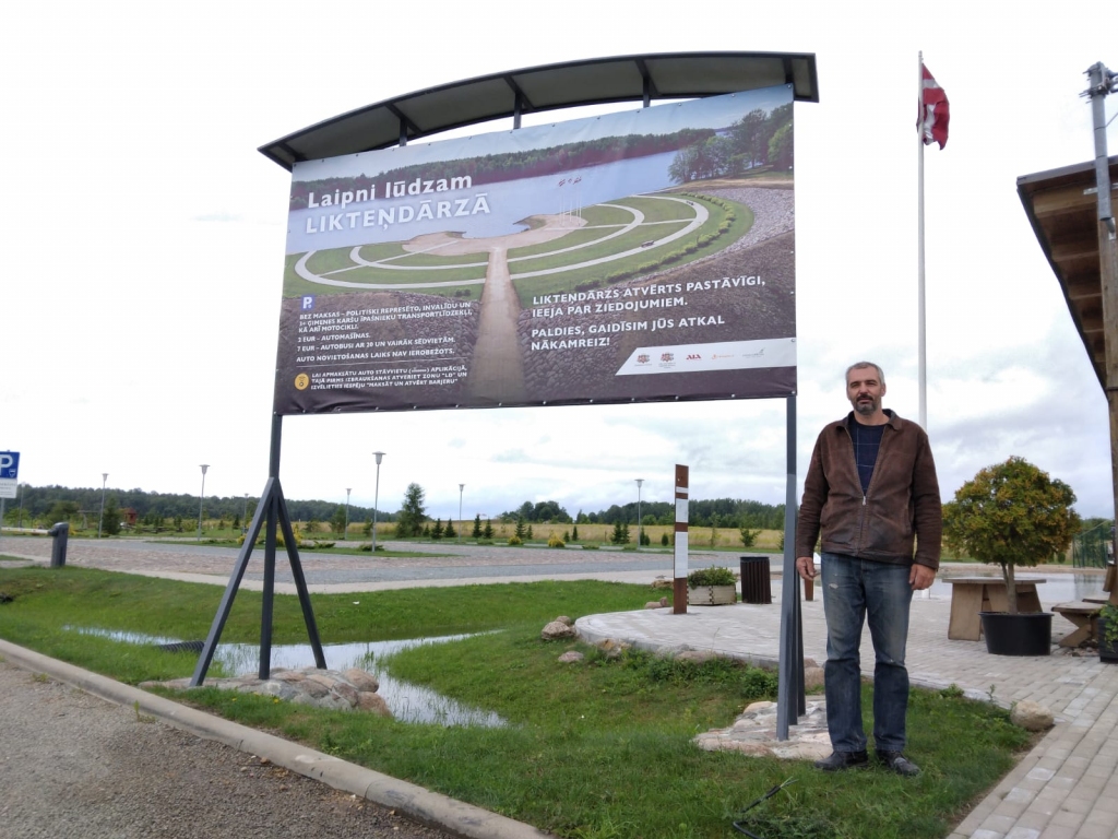 LAIPNI LŪDZAM! Koknesē, Likteņdārzā, līdzās informācijas centram, ierīkots jauns informatīvais stends “Laipni lūdzam Likteņdārzā”. Tā vienā pusē ir informācija par auto stāvvietu apmaksas kārtību un atlaidēm, bet otrajā pusē — Likteņdārza apskates objektu izvietojuma karte. Pie stenda — Likteņdārza tehniskais direktors Armands Vitenbergs.
Autors: Sarmīte Ārende