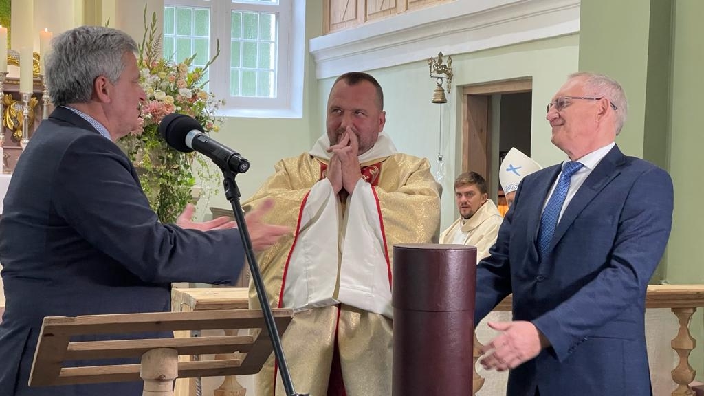 Bijušo Kurmenes muižas īpašnieku grāfu Komorovsku pēctecis, bijušais Polijas prezidents Broņislavs Komorovskis (no kreisās) pasniedza dāvanu — vairāk nekā simt gadu senas Kurmenes kartes, kuras rūpīgi glabātas kopš 19. gadsimta beigām. Dāvanu saņem Bauskas novada domes priekšsēdētājs Aivars Okmanis (no labās) un Kurmenes katoļu draudzes prāvests Andrejs Mediņš.
Autors: Žanna Žaka