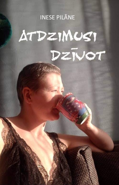 “ATDZIMUSI DZĪ­-
VOT” — ar šādu nosaukumu izdevniecība “Ezerroze” klajā laidusi bijušās vietalvietes Ineses Pilānes grāmatu. “Reizēm cilvēkam vajag tik maz, bet tai pašā laikā tik daudz, lai saprastu, ka kādam esi vajadzīgs, ka tevi mīl un ciena, lai apzinātos to, ka tu vari būt ļoti stiprs savā dzīvē, pārvarot dažādus šķēršļus. Un reizēm to saprast nākas visnežēlīgākajos veidos,” tā pie lasītājiem vēršas grāmatas autore. Tas ir stāsts par sevi, par vienu gadu dzīvē, kura laikā piedzīvots viss. Cīņa ar “draņķi”, kā autore dēvē sava ķermeņa postītāju vēzi, ir dramatiska, visdažādāko emociju pārpilna, un viņa nolemj rakstīt dienasgrāmatu, kuru pēc tam grib publicēt, jo šī pieredze varētu noderēt sievietēm, kuras piemeklējusi līdzīga nelaime. Interviju ar bijušo vietalvieti un grāmatas autori Inesi Pilāni būs iespēja lasīt kādā no “Staburaga” septembra numuriem.