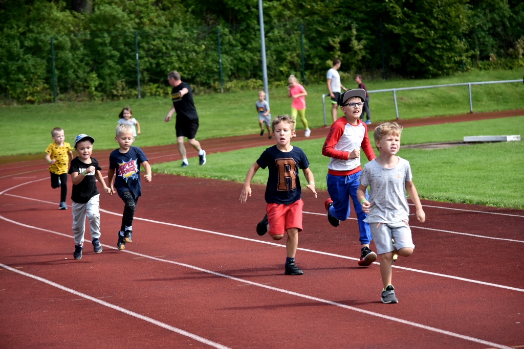 Finiša taisnē! Bērni varonīgi veica astoņu disciplīnu uzdevumus, pēdējais no tiem — 400 metru skrējiens apkārt stadionam.