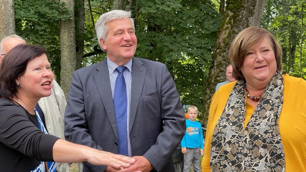 Kurmenē viesojās bijušās muižas īpašnieka Pētera Komorovska pēctecis, Polijas eksprezidents Broņislavs Komorovskis ar kundzi Annu.