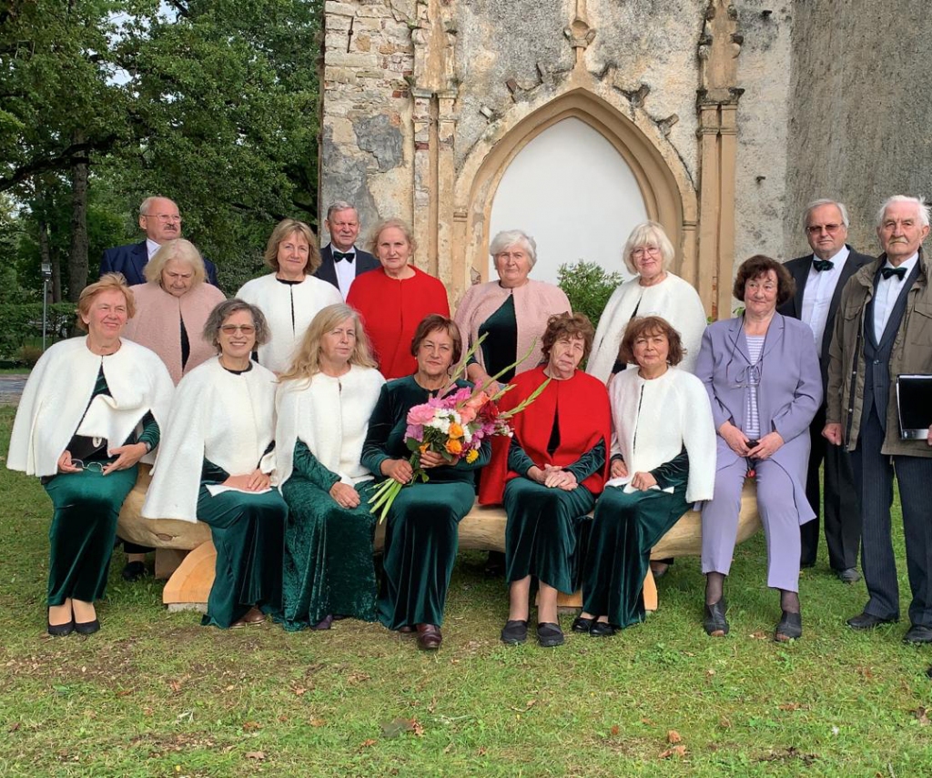 Īpaša dzimšanas diena. Pēc ilgāka laika aizvadītās nedēļas nogalē Kokneses evaņģēliski luteriskās baznīcas velvēs pirms un pēc dievkalpojuma atkal skanēja jauktā kora “Alaine” balsis. Kolektīvs dziedāja garīgas dziesmas, tā dienu padarot sirsnīgāku un apgarotāku. Īpaša tā bija kora dalībniecei Vitai Ahilčenokai, kura todien svinēja dzimšanas dienu.
Autors: Valda Kalniņa