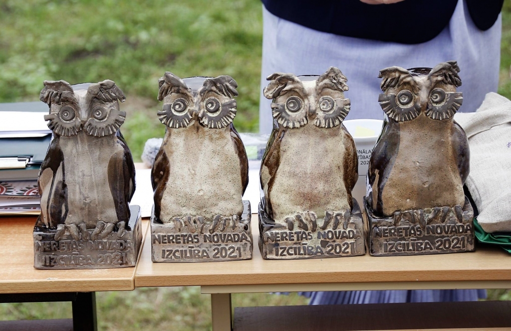 BALVAS PASNIEGTAS. Skolnieces tās saņēma par sasniegumiem olimpiādēs un konkursos.
Autors: no Aizkraukles novada domes