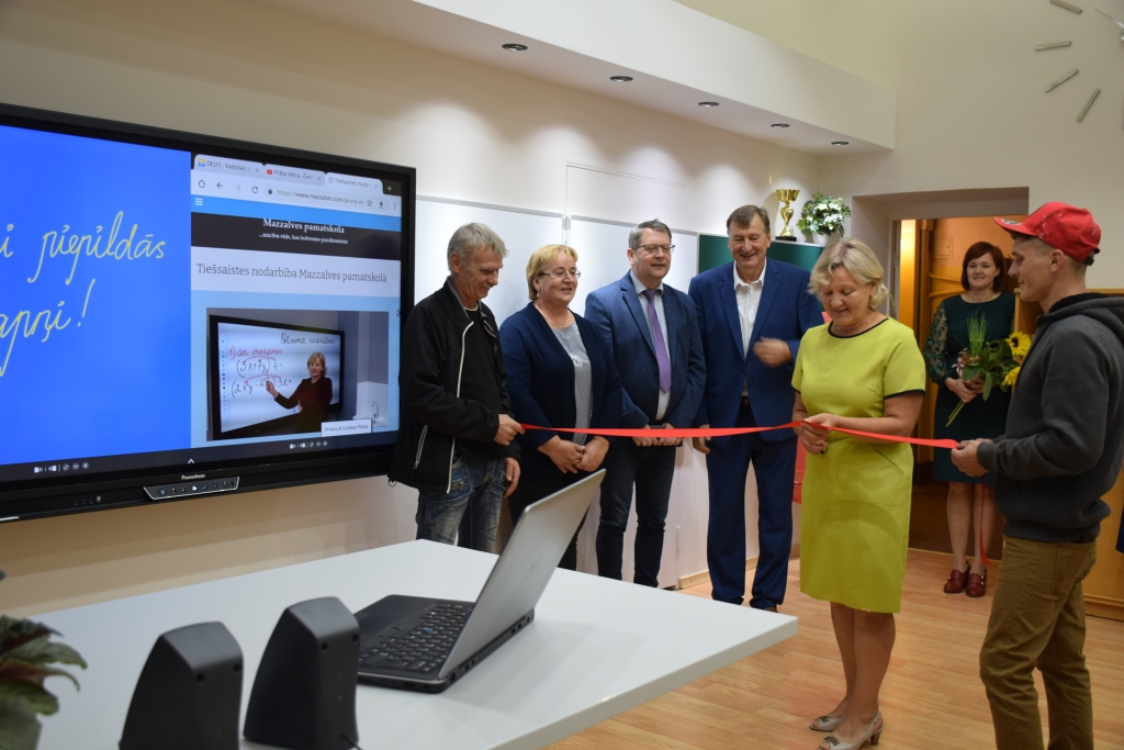 Mazzalves pamatskolas matemātikas kabineta atklāšanā lenti griež matemātikas skolotāja Silvija Ivanova. Lenti tur skolas saimniecības vadītājs Gvido Drevinskis (pa kreisi) un saimniecības pārzinis Zintis Milaičikovs (pa labi), kuri paveica visus darbus kabineta labiekārtošanā.