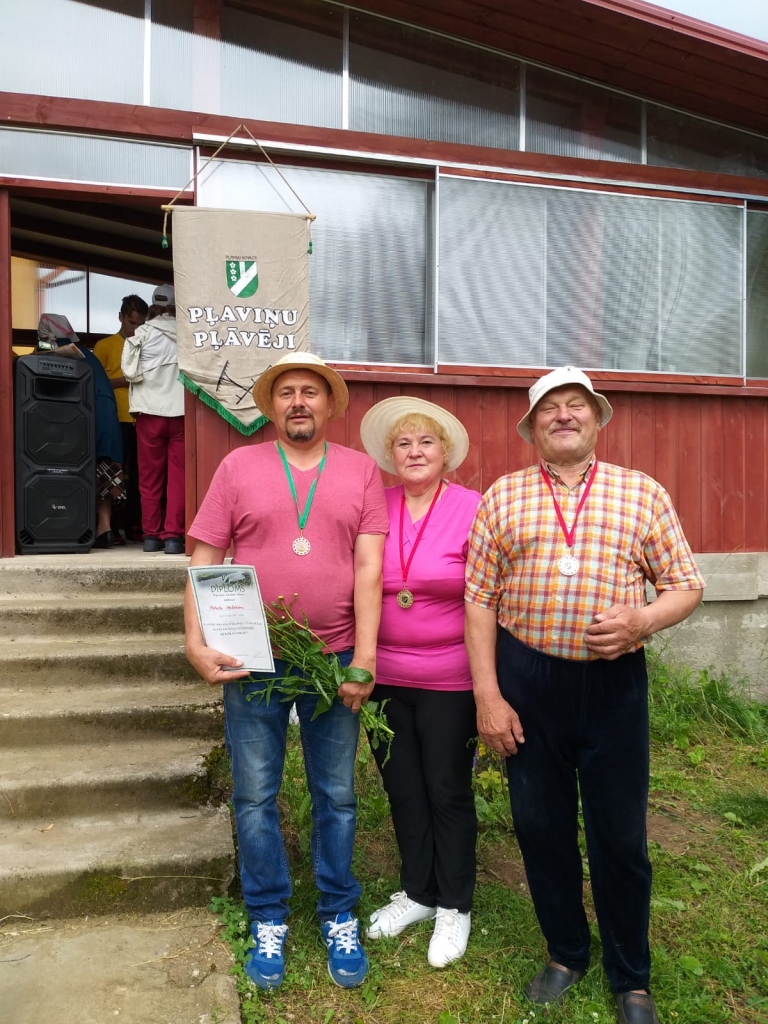 MEDAĻNIEKI. Kopā ar brāļiem Mihailu (no kreisās) un Genādiju pļaušanas sacensībās ar rokas izkapti.
Autors: no personīgā albuma
