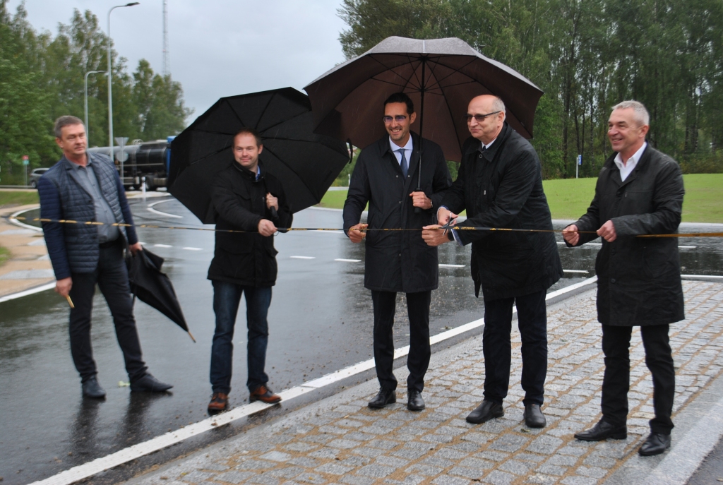 ĒRTI UN DROŠI. Spītējot lietum, pārbūvēto rotācijas apli pie Pļaviņām svinīgi atklāja SIA “VIA” valdes priekšsēdētājs Gints Gruntiņš (no kreisās), “Latvijas Valsts ceļu” Aizkraukles reģionālās nodaļas vadītājs Raivis Brics, “Latvijas Valsts ceļu” valdes priekšsēdētājs Mārtiņš Lazdovskis, Aizkraukles novada domes priekšsēdētājs Leons Līdums un Pļaviņu apvienības pārvaldes vadītāja funkciju veicējs Aivars Bardovskis.