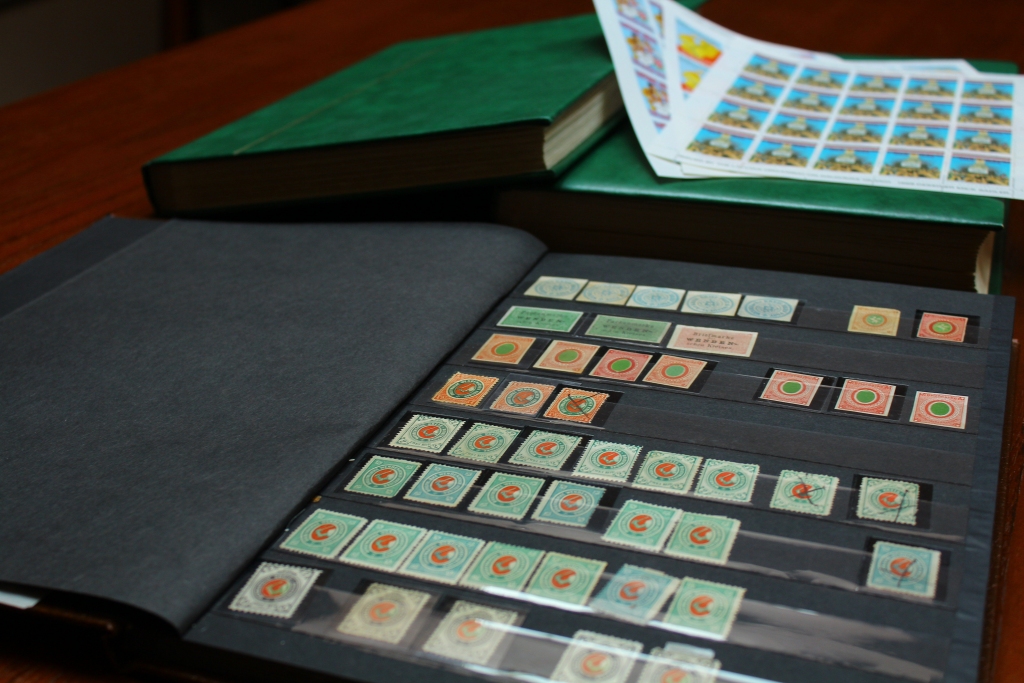 Savu kolekciju arhitekts Ansis Reinhards sācis veidot 1947. gadā pārvietoto personu nometnē Vācijā, tur pastmarkas gūtas no citiem latviešiem, kuri Otrā pasaules kara beigās bija spiesti kļūt par bēgļiem.
Autors: no “Kokneses fonda”