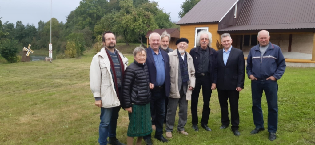 Dzejnieks un atdzejotājs Knuts Skujenieks (vidū) ar draugiem un atbalstītājiem Kurmenes Mūru dzirnavās. No kreisās Māris Salējs — nupat iznākušās Eiropas tautasdziesmu izlases līdzautors.
Autors: no Sarmītes Ķīses albuma
