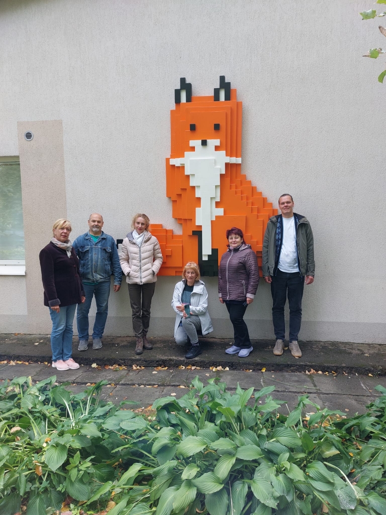 GODPILNI NOSAUKUMI. Aizkraukles Mākslas skolā jokojoties skolotājs Armands Kanaviņš (no labās) ticis pie godpilnā nosaukuma — pikseļlapsas Gaismiņas tēvs, par krusttēvu iecelts skolas saimnieks Edgars Rudaks (otrais no kreisās), par krustmāti — lapsas vārda devēja skolas dežurante Anita Grīnvalde (otrā no labās).
Autors: no Aizkraukles Mākslas skolas