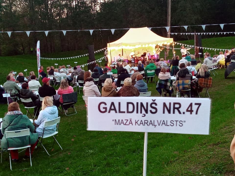 Bauda saulrietu un mūziku. Noslēgumam tuvojas pasākumu sezona Pļaviņu Zviedru skanstu estrādē, kur ar koncertu uzstājās kantrimūzikas grupa “Sestā jūdze”. Šovasar, atzīmējot savu 20 gadu jubileju, tā izveidojusi īpašu jubilejas koncertprogrammu “Es iemīlēšos Tevī”. Tāpat kā citviet, arī pļaviņieši koncertu bija aicināti klausīties pie galdiņiem estrādē izveidotajā saulrieta terasē, apģērbā izvēloties vasaras baltās noskaņas. Laika apstākļu dēļ otro nosacījumu ievēroja retais, bet kopumā klausītāji baudīja labu atmosfēru un mūziku grupas izpildījumā, kurā spēlē arī no Pļaviņām nākušais bundzinieks Aldis Strazdiņš, kā arī uzstājās programmas īpašie viesi — grupas “Čikāgas piecīši” dalībniece Lorija Vuda-Cinkusa un aktieris Juris Hiršs.
Pļaviņu kultūras centra direktore Astrīda Davidova stāsta, ka šovasar Zviedru skanstu estrādē, ievērojot valstī noteiktās epidemioloģiskās prasības, notikuši četri pasākumi. Lai arī ierobežojumu dēļ apmeklētāju bijis krietni mazāk nekā pirms pandēmijas, visi bija gana labi apmeklēti.
Autors: no Silgas Stučkas albuma