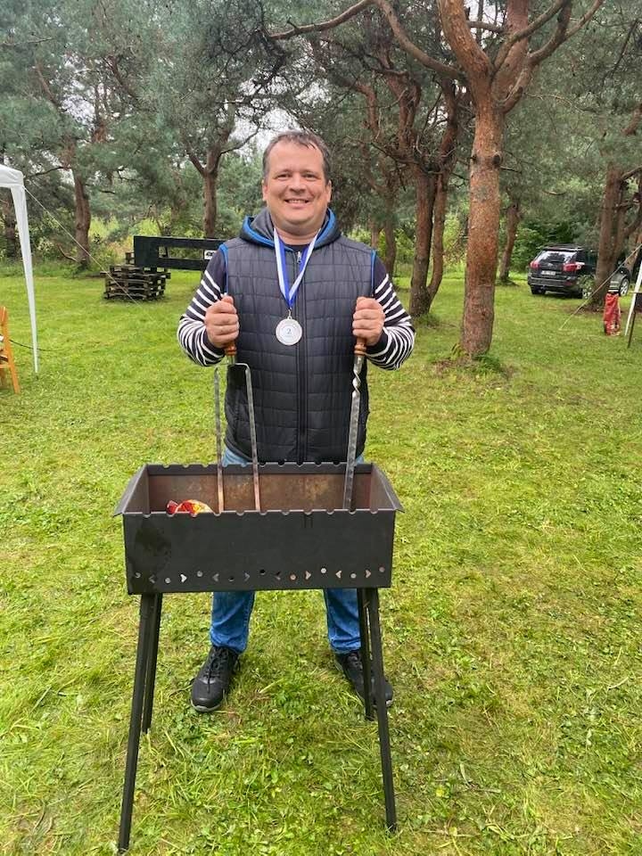 Veiksminieks. Ainārs Krastiņš mājās pārradās ne tikai ar medaļu, bet arī loterijas galveno balvu — grilu.
Autors: no mednieku kluba “Ķepainis”