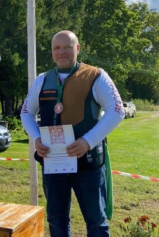 Šaušana. Koknesietis Normunds Bērziņš (attēlā) aizvadītajā nedēļā piedalījās Latvijas čempionātā šaušanā automātiskā tranšeju stenda disciplīnā un otro gadu pēc kārtas izcīnīja bronzas medaļu. Priekšsacīkstēs Normunds ierindojās 4. vietā, trīs pamatsērijās kopā savācot 42 punktus. Fināla šaušanā izdevās sakrāt 18 punktus, kas bija trešais labākais rezultāts starp fināla dalībniekiem. Trešais pēc pamatsērijām bija Normunda brālis Raivis Bērziņš ar 43 punktiem, bet finālā neizdevās pietuvoties priekšsacīkšu rezultātam un ar četriem punktiem iegūta 6. vieta.
Autors: no personīgā albuma