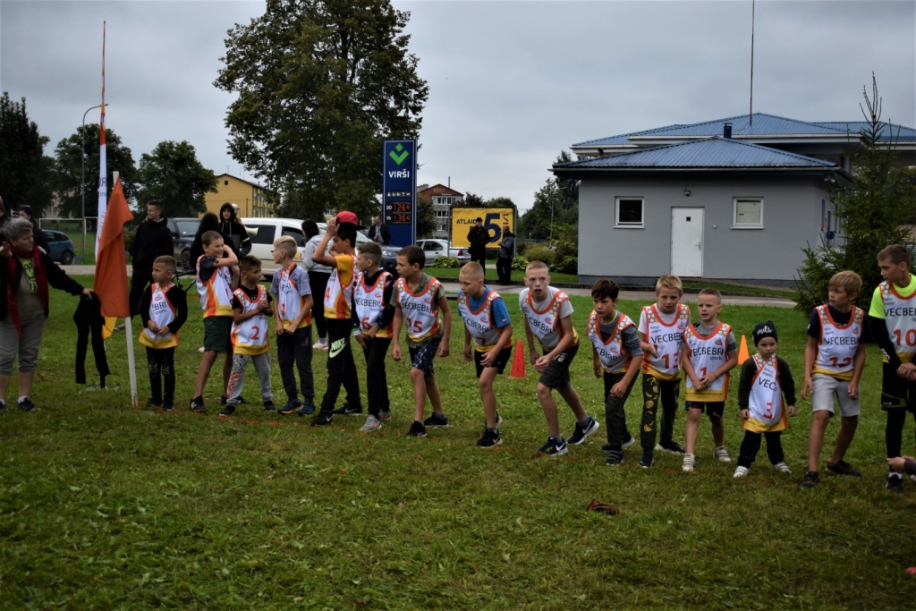 Uzmanību, gatavību, starts! Vecbebru sporta svētku aktivitātēs iesaistījās kā lieli, tā mazi sportotgribētāji.
Autors: Artis Zvejnieks