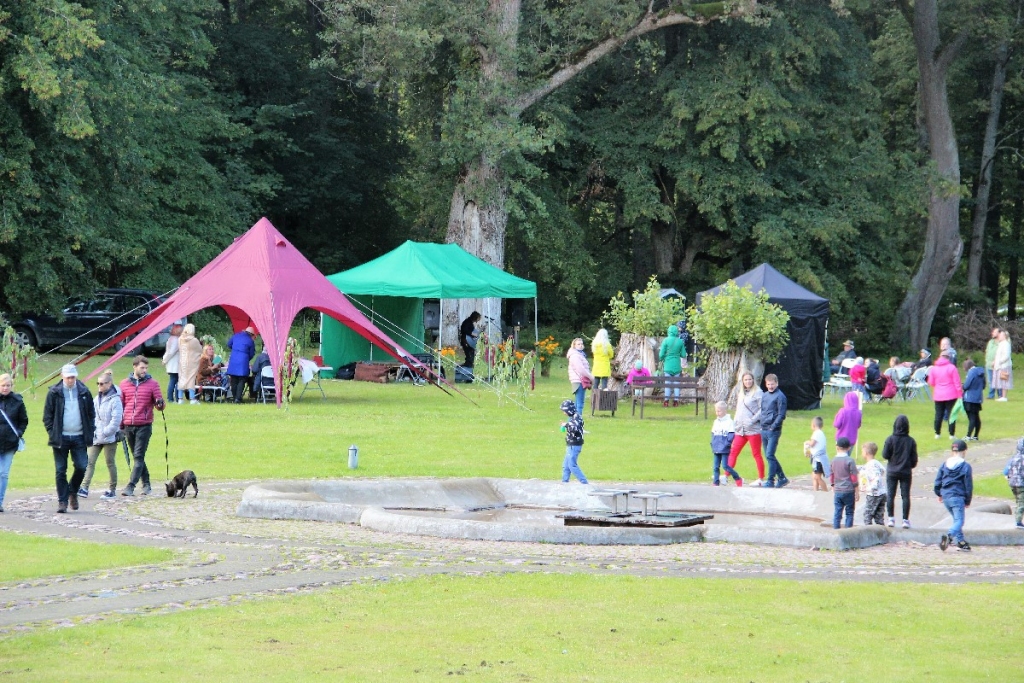 Skrīveru dendroloģiskā parka svētkus atklāja ar ekskursijām pa parku un īpašo retumu apskati.
Autors: Inga Kokaine