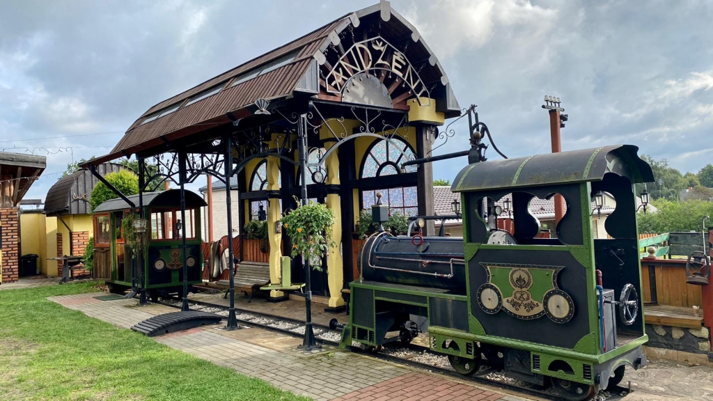 kā no pasakas. Andžēnu stacijas apmeklētājus sagaida gan kolorīta stacijas ēka, gan vilcieniņš.
Autors: no V. Zvirgzdiņa albuma