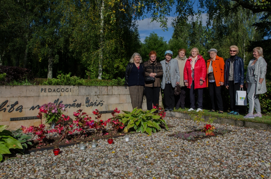 ATMINOTIES. Skolotājiem 1. septembris vienmēr būs svētku un satikšanās diena. Mīlestība sniedzas cauri Mūžībai. Rudenīgs tikšanās mirklis Atradzē pie Ilmāra un Ritas Gaišu atdusas vietas.
Autors: Mārcis Briška