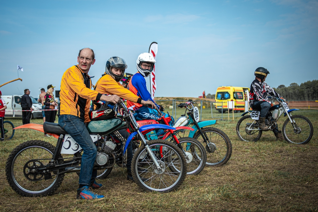 “Šperras”, “šmirģeļi”. Retro kausā sacentās braucēji ar veco labo mopēdu “Rīga”.