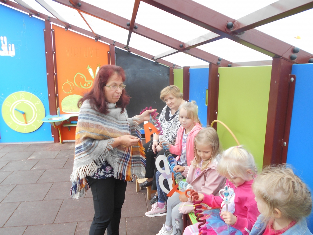 Lasa ar prieku. Pļaviņu bērnu bibliotēkā aizvadīta bērnu lasīšanas programmas “Grāmatu starts” kārtējā nodarbība. Tā kā Latvijā norisinās Dzejas dienas, arī mazie lasītāji kopā ar vecākiem un bibliotekārēm pievērsās šim notikumam. Bērni bija iemācījušies no galvas un skaitīja dzejoļus, kas viņiem padevās lieliski. Tad visi kopā spēlēja dažādas spēles, un vislielāko sajūsmu raisīja “Mēmais šovs”.  
Latvijas Nacionālās bibliotēkas Atbalsta biedrības programma “Grāmatu starts” Pļaviņu Bērnu bibliotēkā tuvojas noslēgumam, un pļaviņiešiem pēdējā nodarbība paredzēta pie zirgiem “Mīļdzīvnieku biedrībā” Krustpils pagastā. Tad bērni saņems arī “Grāmatu starta” dāvanu komplektu — mugursomu ar lasāmgrāmatu, rotaļlietu un bukletu, pārrunās, kā kuram veicies un kas paticis. Attēlā — Pļaviņu bērnu bibliotēkas vadītāja Gunta Grandāne ar mazajiem lasītājiem.
Autors: Pēteris Galiņš