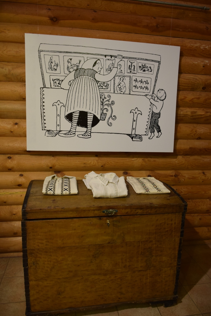 SENDIENU ATSPULGS ZĪMĒJUMOS. Virs pūralādes — Jāņa Jaunsudrabiņa prozas darba “Baltā grāmata” iekšlapu ilustrācijas reprodukcija. Ilustrāciju zīmējis pats autors. Izstāžu zālē izvietotas vairākas šī autora zīmēto ilustrāciju reprodukcijas.
Autors: Guna Mikasenoka