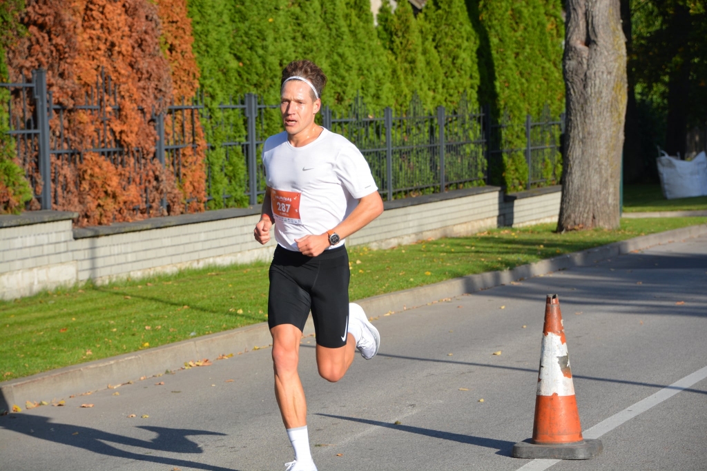 Rudens vēji netraucē! Garo distanču skrējējs Jānis Višķers no Kokneses uzvarēja Valmieras pusmaratona distancē.
Autors: no Valmieras novads Facebook.com galerijas