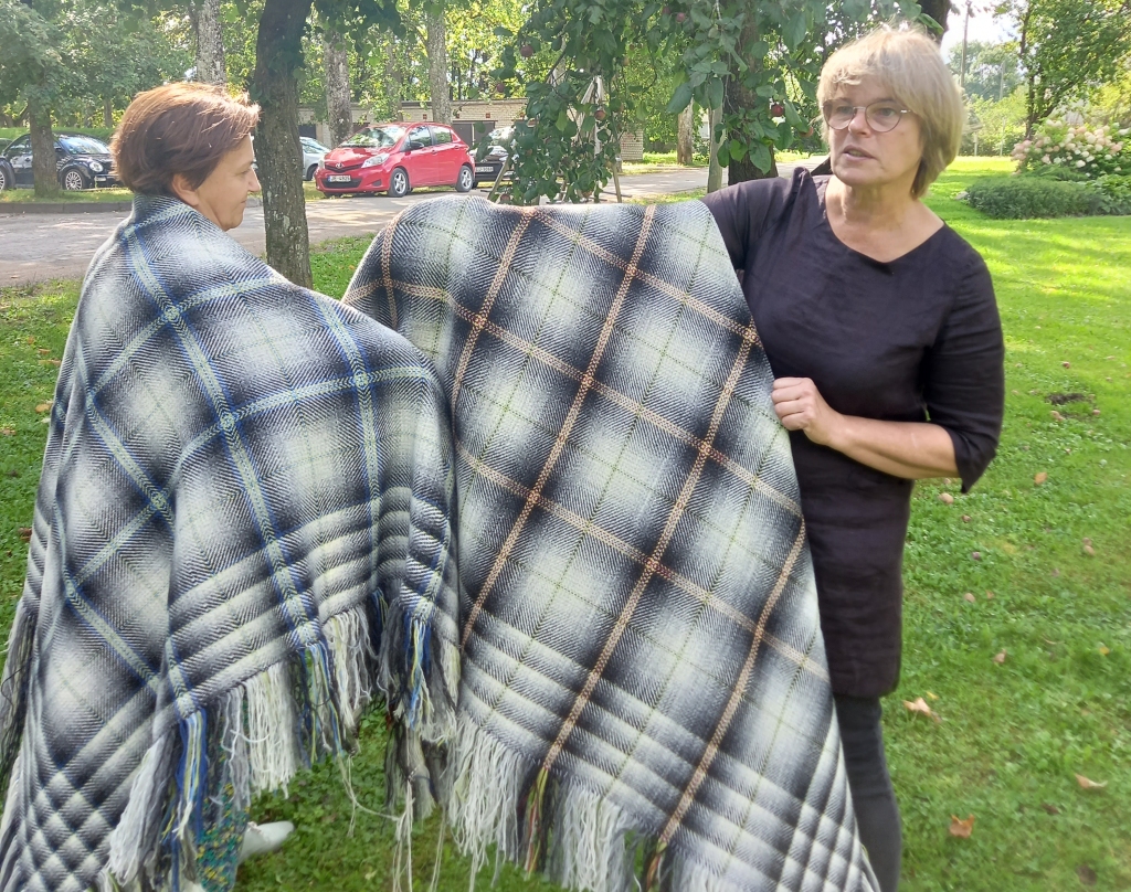 Jau rakstījām, ka  saistībā ar Skrīveru kultūras centra tekstilstudijas “Putnukalns” vadītājas tekstilmākslinieces Baibas Vaivares izauklēto projektu “Tradicionālo lielo vilnas lakatu aušana” tos ir iespēja noaust 20 dāmām, kuras pieteicās meistarklasēm. Nodarbības sākās jūlija vidū, un lakati tiks darināti līdz oktobra vidum.  Pavisam nesen Skrīveru kultūras centrā no stellēm noņemti pirmie noaustie vilnas lakati. Tos lielākoties gatavojušas dāmas, kurām līdz šim ar aušanu nav bijusi saskare. Neizmērojams prieks un lepnums par tiem  ir Inārai Plakanei (no kreisās) un Baibai Vaivarei. Meistarklasē mācās dāmas no Skrīveriem, Aizkraukles, Aizkraukles pagasta, Kokneses, Sērenes, Jaunjelgavas, Krapes un Zaubes.
Autors: Elita Brovacka