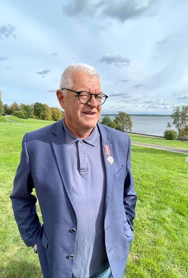 SAŅEM APBALVOJUMU. Pateicoties par Černobiļas atomelektrostacijas katastrofas seku likvidēšanas dalībnieku ārstēšanu, biedrības “Latvijas savienība “Černobiļa”” viceprezidents Māris Šops apbalvoja Aizkraukles ārstu Valdi Grīgu ar Ukrainas Starptautisko medicīnas apbalvojumu (medaļu). Katastrofa notika 1986. gadā, un šajos gados kopš avārijas Aizkraukles slimnīcā Valda Grīga vadībā ārstēti daudzi černobilieši, kuru veselība pasliktinājās saņemtā radioaktīvā starojuma dēļ.
Autors: Leons Līdums