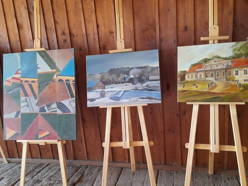 LEO PREISA DARBI. Gleznā pa labi attēlota Jaunbebru pils, vidējā skatāma Vecpiebalgas ziemas ainava. Trešās gleznas nosaukums ir “Stadions”, kas veltīta kādam poļu disidentam.