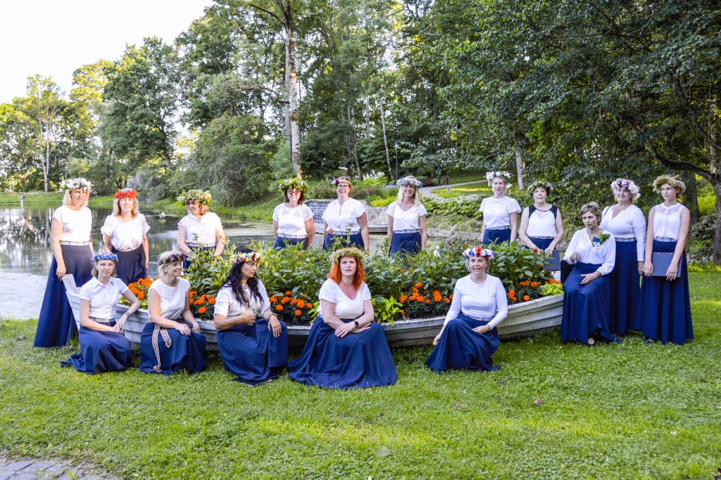 “Līgoji, laiviņa” — Jāņu ielīgošana Kokneses parkā.
Autors: no “Animas”