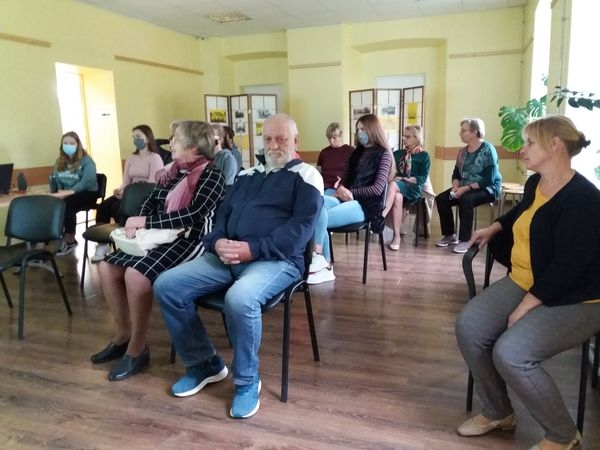 Neretas novadpētniecības muzejā  aizvadītās nedēļas nogalē Eiropas Kultūras mantojuma dienu laikā notika pasākums “Arī Neretā ir bijis dzelzceļš”.  Kā apliecinājums tam bija muzejā iekārtotā izstāde ar bānīša un tā maršruta attēliem. Interesenti pasākumā uzzināja maz zināmus faktus par dzelzceļnieku dzīvi tā laika Neretā, kā arī par pašu bānīti. Muzeja apmeklētāji noskatījās arī dokumentālo filmu “Bānītis de facto”, kas stāstīja par  tā saukto “lauku platuma dzelzceļa” tīklu Latvijā.  Pasākuma dalībnieku atmiņu stāsti aizveda uz to laiku, kad Neretā vēl bija bānītis, sevišķi interesantas atmiņas par to laiku bija pensionētajai skolotājai Ērikai Zvejniecei. Paldies par saturīgo un izziņas bagāto pasākumu! — tā Neretas muzeja vadītājai Marikai Sūrumai  teica apmeklētāji.
Autors: no Neretas novadpētniecības muzeja