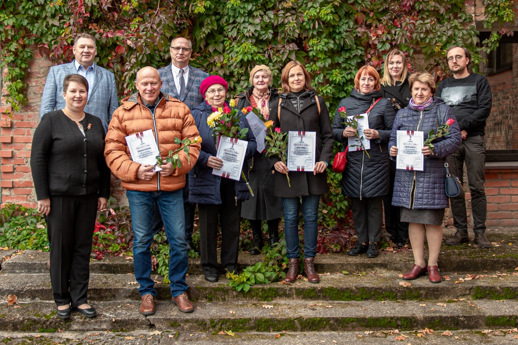 Arī viņi palīdzēja veidot brīvu Latviju. Atceres un godināšanas pasākuma dalībnieki.