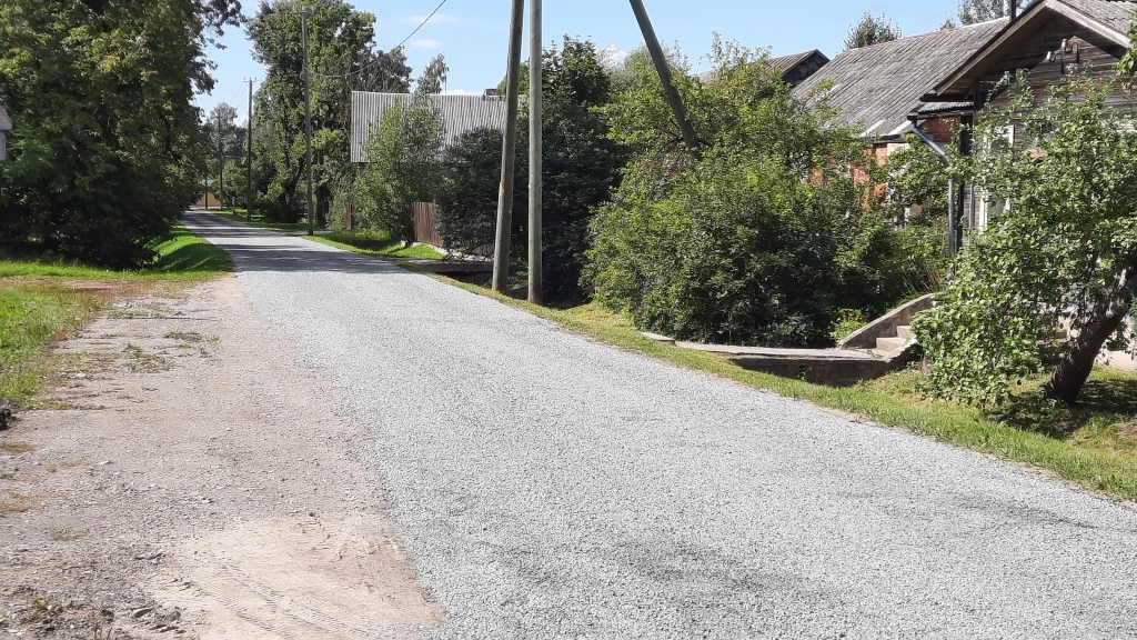 Šos darbus veic, lai pasargātu asfaltu, kas šajās ielās savulaik ieklāts diezgan plānā kārtā un bojājas.