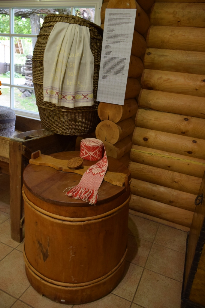 Glabāja tīnēs un grozos. Pūru sākotnēji uzglabāja cilindrveidīgā drēbju tīnē ar aizslēdzamu vāku vai vienkocī. Vēlāk — četrstūru lādē, jaunākos laikos — skapī. Sīko pūra lietu un rokdarbu piederumu glabāšanai izmantoja vāceles, cibiņas, groziņus.
Autors: Guna Mikasenoka